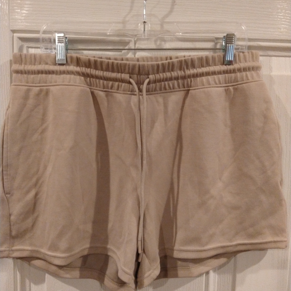 Stretchy shorts with pockets and drawstring
